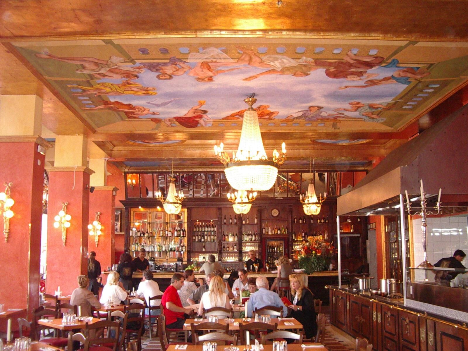 Restaurant XII Apostel - wunderschöner Gastraum mit verzierter Decke