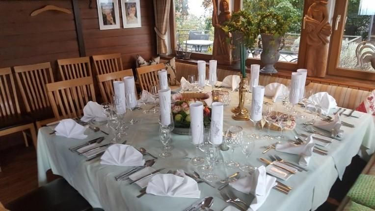 Restaurant Gasthaus auf dem Oelberg - Große Tafel mit schönem Gedeck