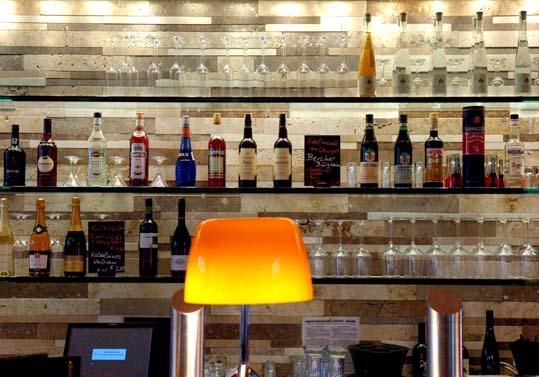 Restaurant Consilium - beleuchtetes Regal mit Spirituosen