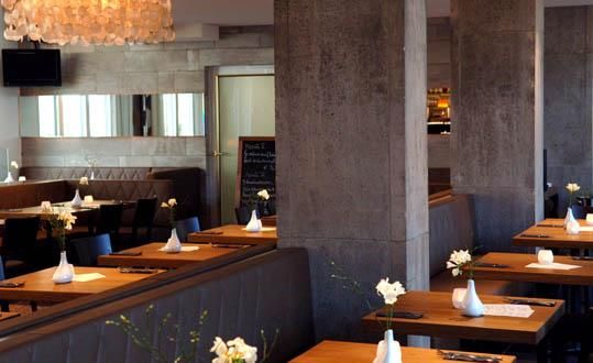 Restaurant Consilium - Modernes Restaurant mit gedecketen Tischen, Consilium
