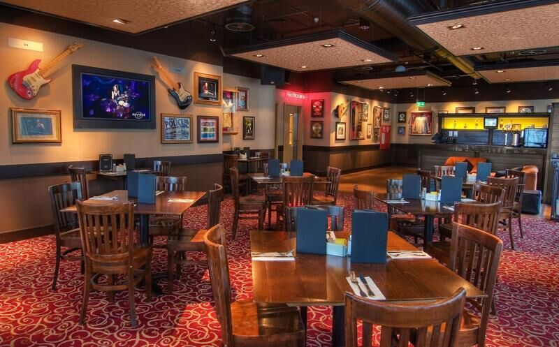 Restaurant Hard Rock Cafe Cologne - Panoramafloor im 1.OG mit Blick auf Einkaufsstraße