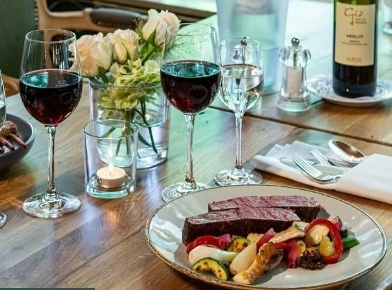 Restaurant Waldhotel Tannenhäuschen - Köstliche Speisen und Wein