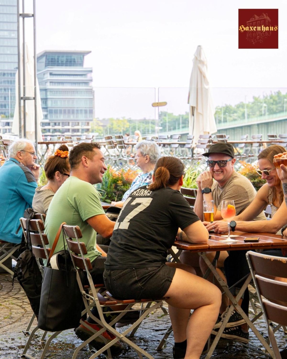 Restaurant Haxenhaus zum Rheingarten - Terrasse mit Gästen_Haxenhaus.jpg