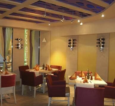 Restaurant Das Kleine Steakhaus - Gemütliche Atmosphäre mit eingedeckten Tischen im kleinen Steakehaus