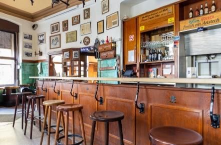 Restaurant Brauhaus Stüssers - Theke mit Hochstühlen