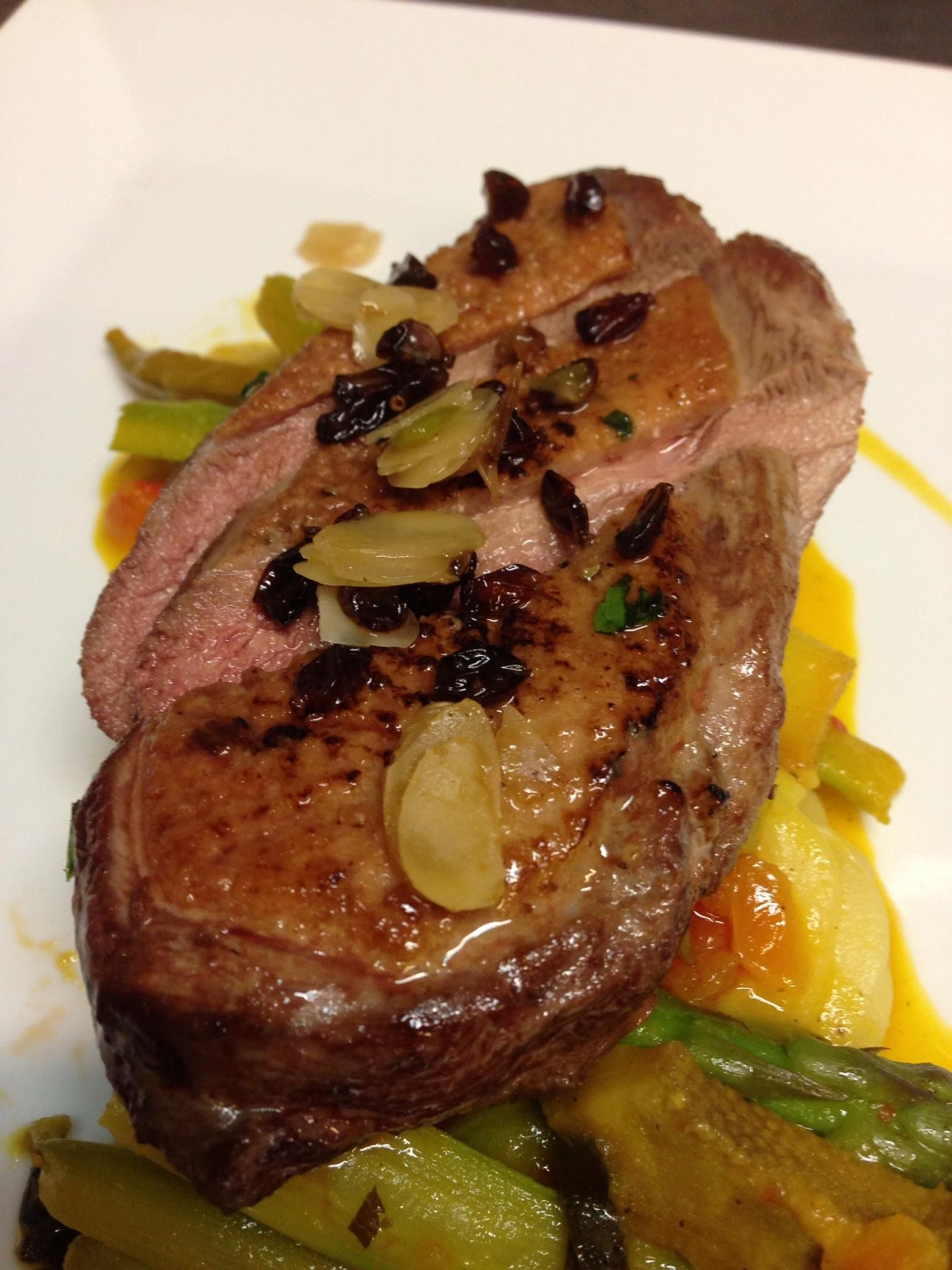 Restaurant Oxin - Ente auf Spargelgemüse
